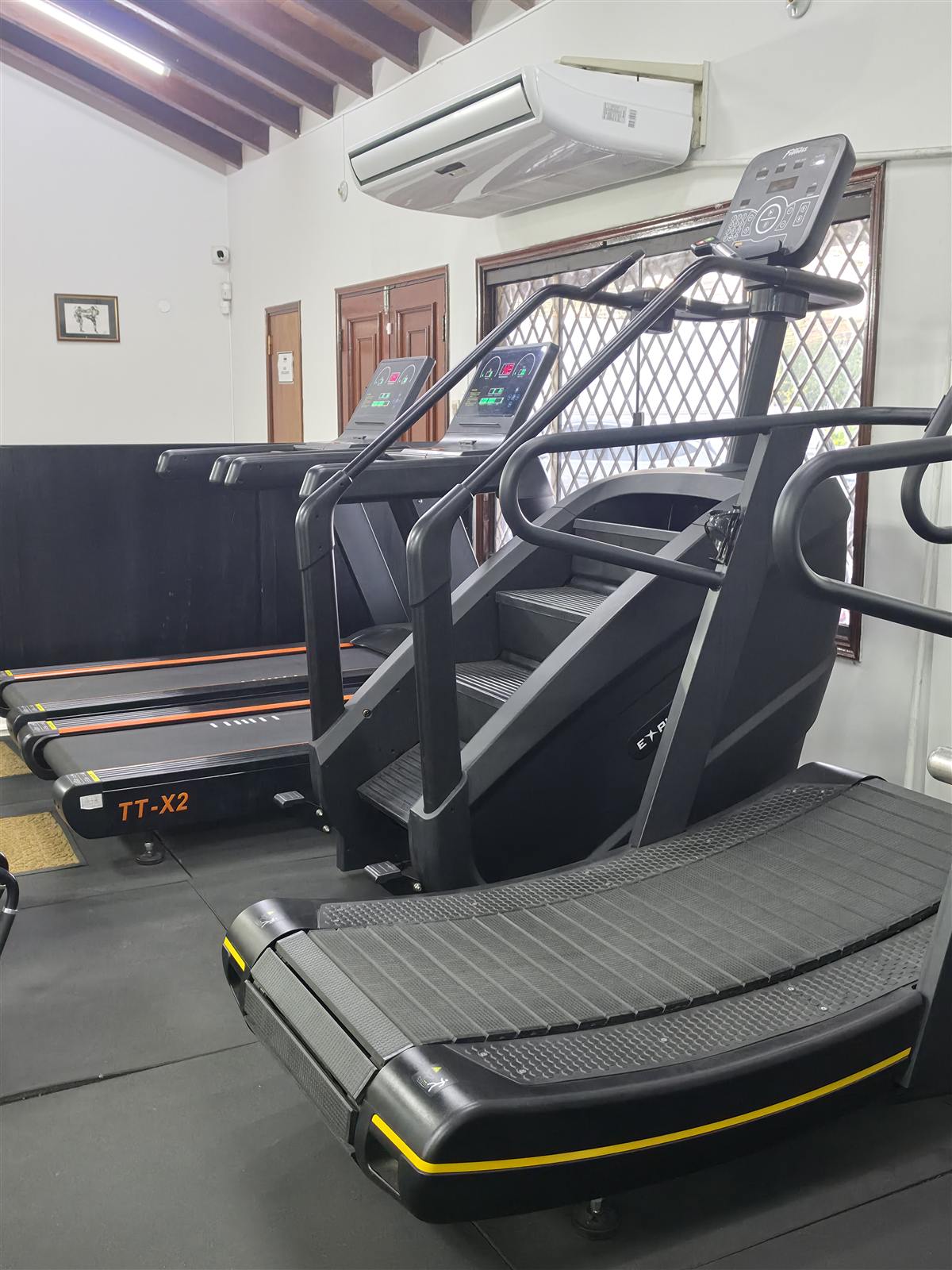 Cintas de correr y escaladora en la zona de cardio