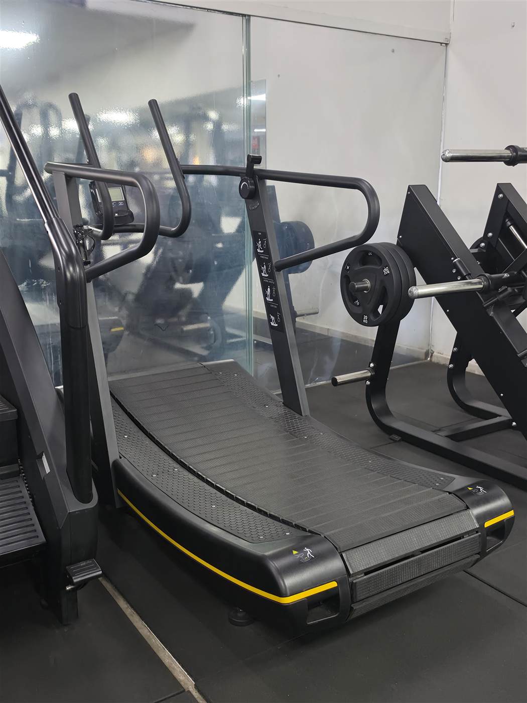 Cinta de correr junto a la barra con discos